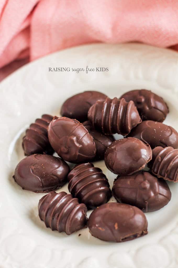 Low Sugar Chocolate Praline Easter Eggs | Raising Sugar Free Kids - want to impress everyone this Easter with your (quick & easy) homemade Easter eggs that also happen to be low sugar, low carb, vegan & gluten free? Then try these simple chocolate praline Easter eggs. Super impressive and sophisticated, but also super easy and low in sugar! :) #sugarfree #lowsugar #easter 