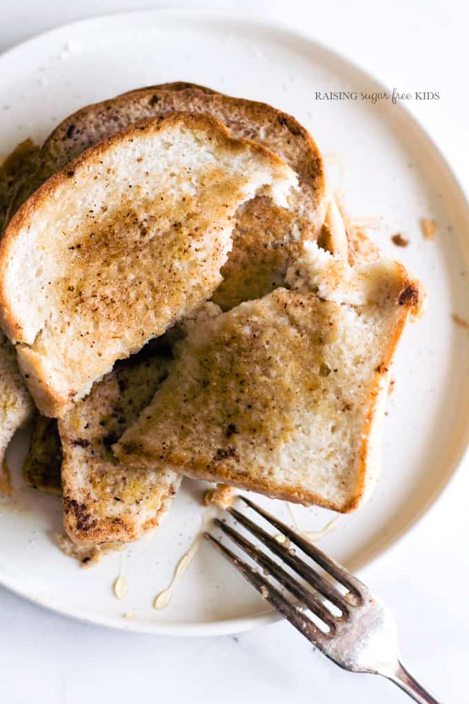 Low Sugar French Toast | Raising Sugar Free Kids - a delicious treat breakfast or brunch that can be made gluten, dairy and sugar free. Perfect for an indulgent-tasting breakfast without all the guilt associated! #sugarfree #glutenfree #dairyfree 